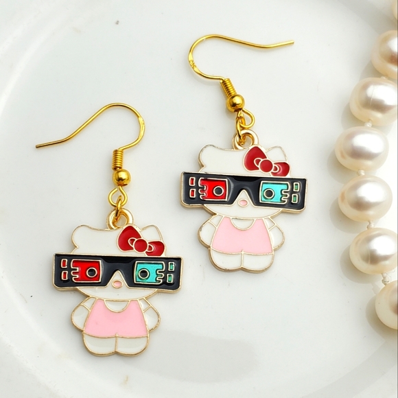 🌟5/$25 Hello Kitty "Movie Edition" Earrings - Picture 3 of 3